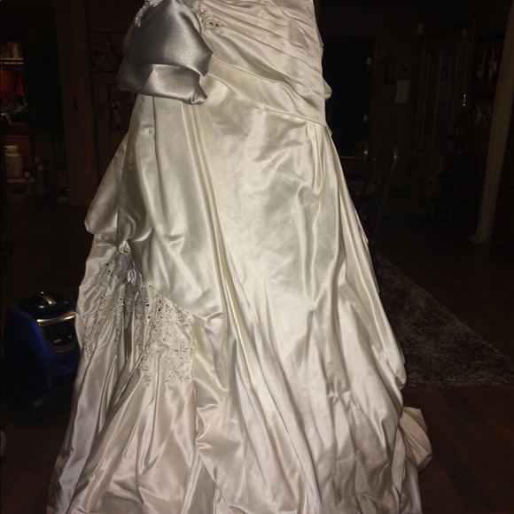 FLASH SALE 🎉BRAND NEW WEDDING DRESS - Picture 8 of 8